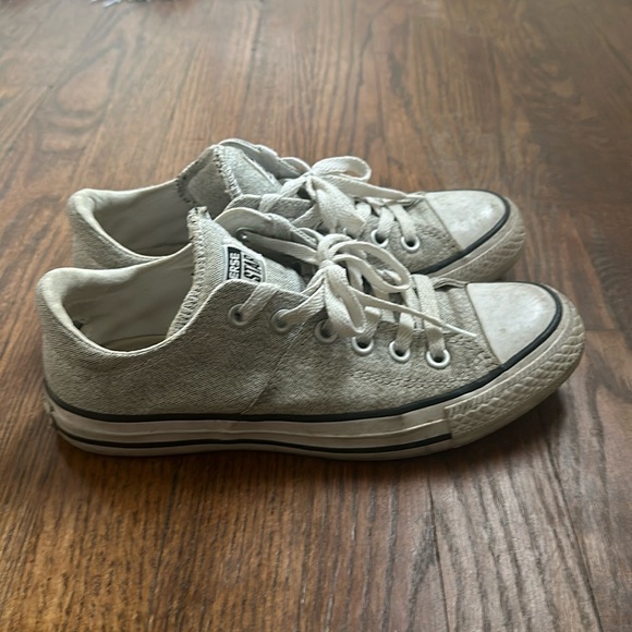 Gently used converse - Picture 1 of 3